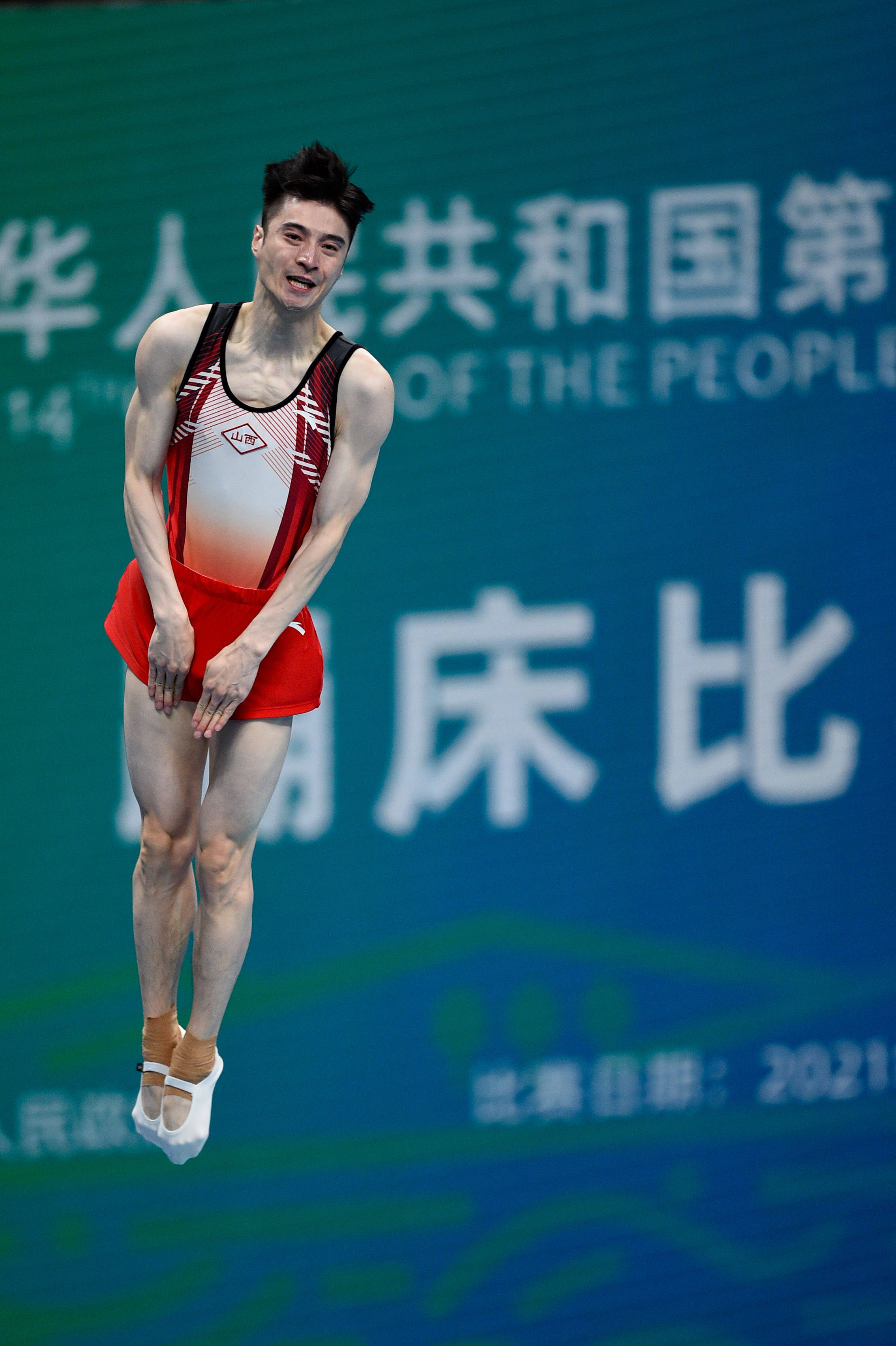 男子蹦床比赛惊险呈现，观众尖叫声不断