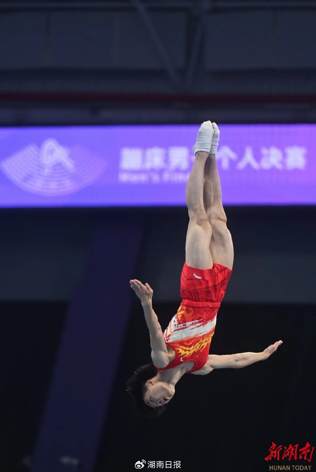 男子蹦床比赛惊险呈现，观众尖叫声不断