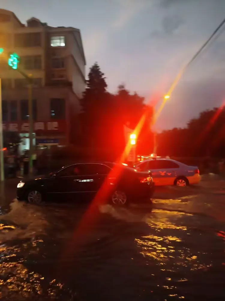 包含篮球比赛突降大雨，球场积水严重影响比赛的词条