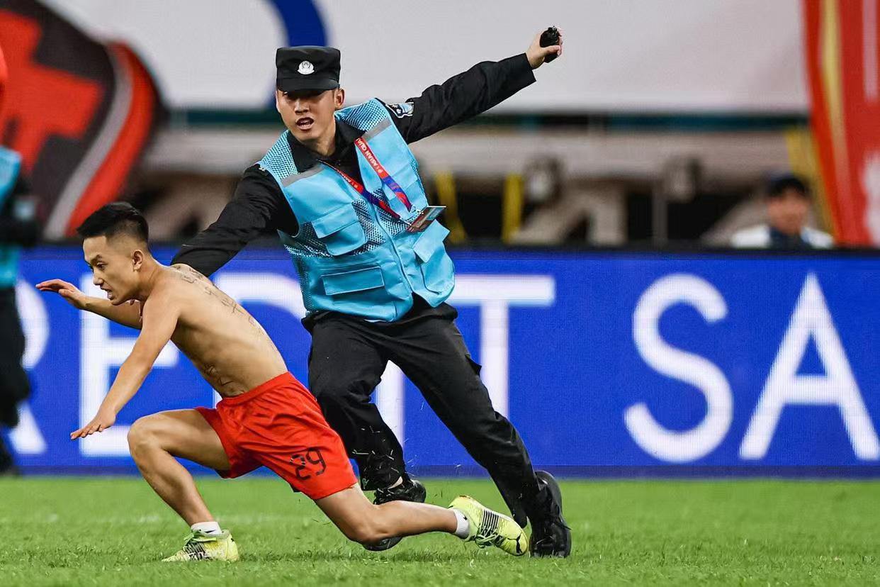 热门足球比赛引发了球迷们的疯狂热情 热门足球比赛引发了球迷们的疯狂热情