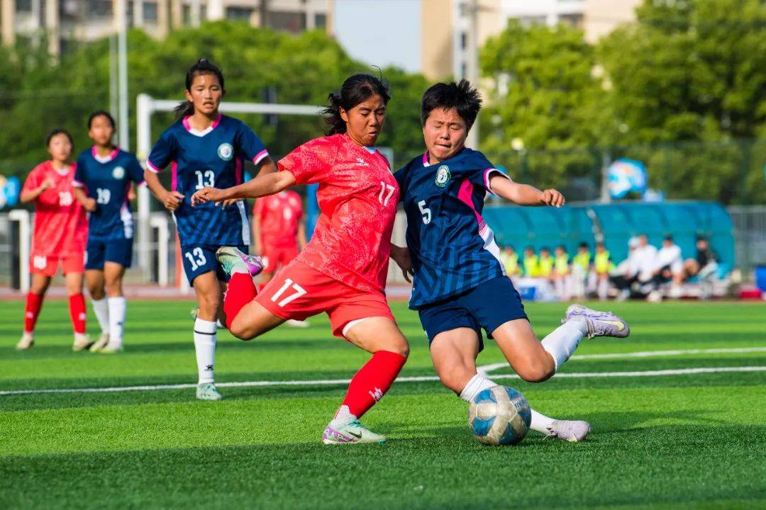 女足球员用实际行动证明自己的实力与勇气 女足球员用实际行动证明自己的实力与勇气