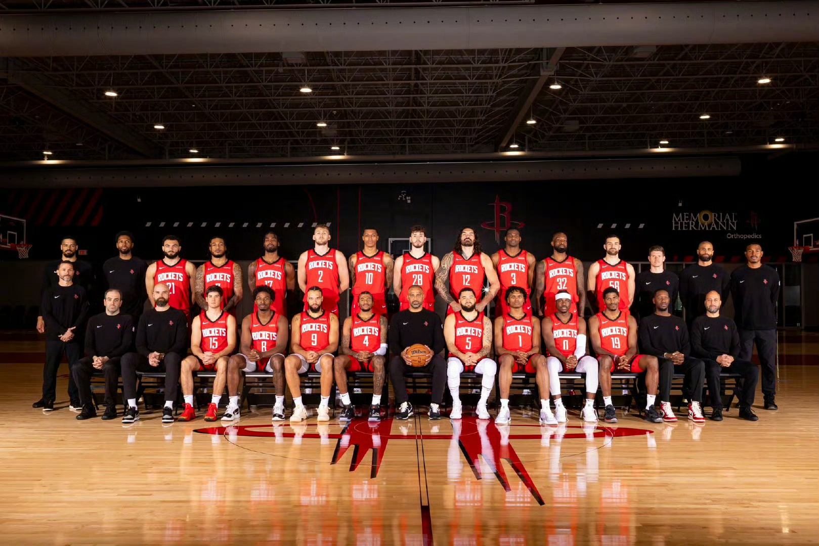 火箭球员接受训练,备战接下来的比赛 火箭球员接受训练,备战接下来的比赛