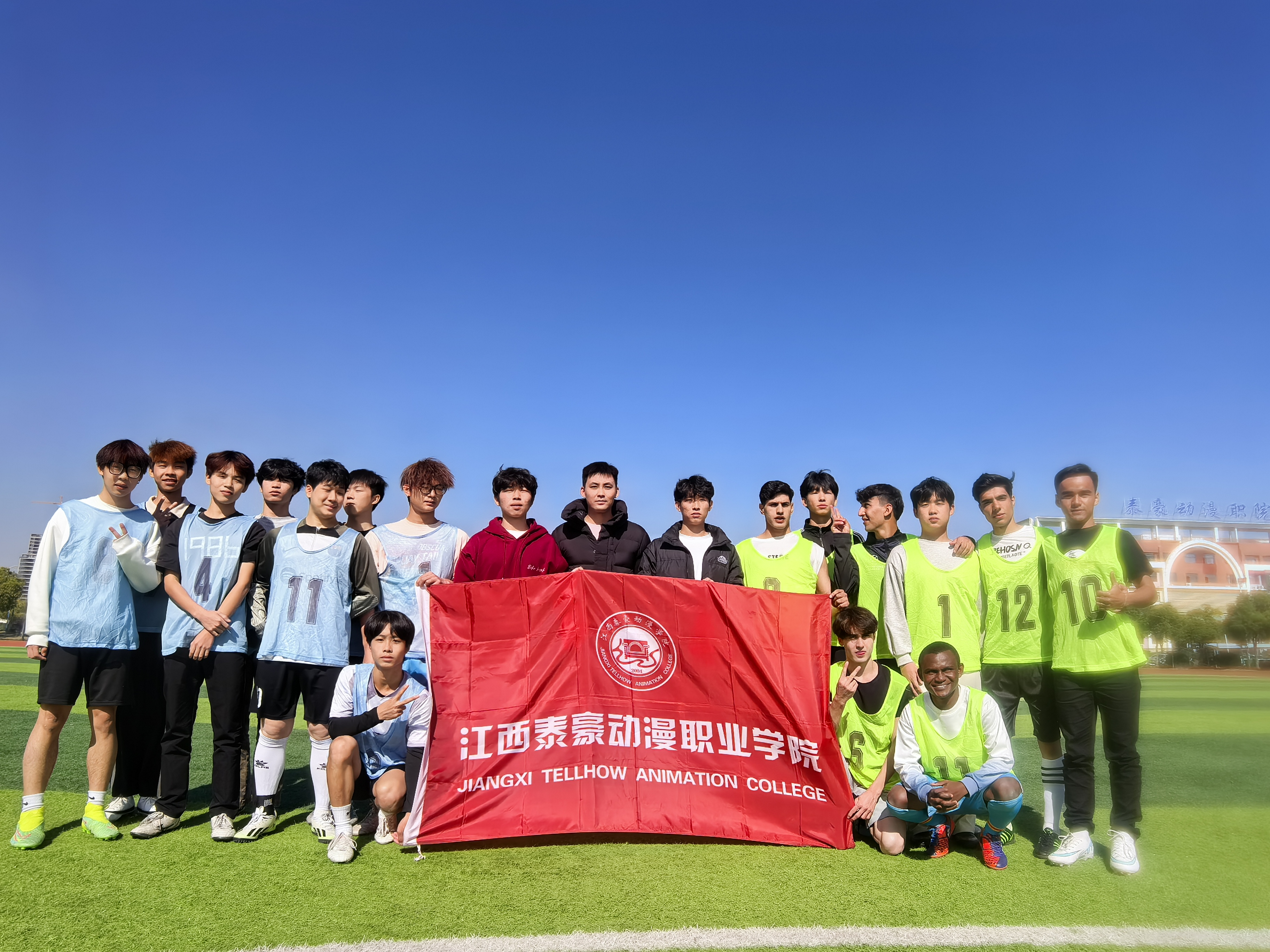 关于球队团结一心，凭借合作晋级八强的信息