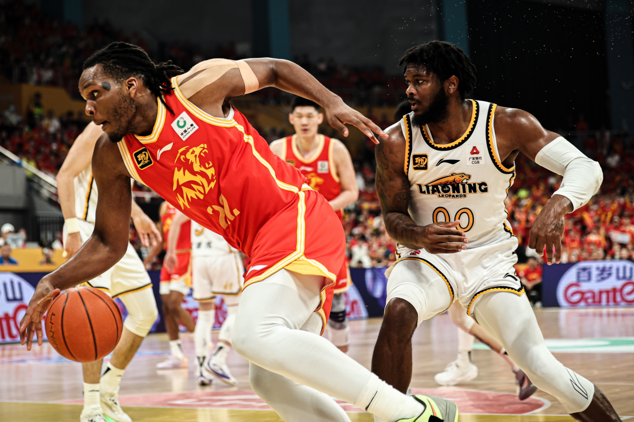 篮网队外援大放异彩,助球队连胜 篮网队外援大放异彩,助球队连胜