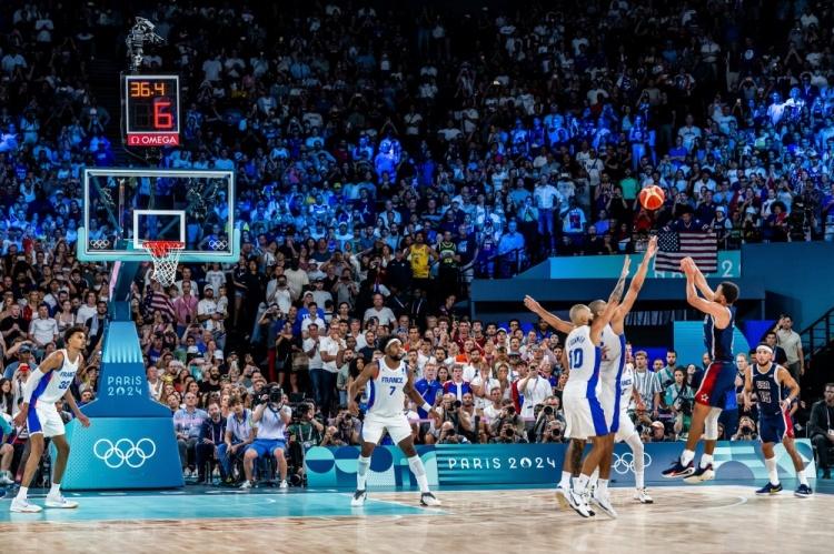 关于法国男篮翻盘澳大利亚男篮，库里完成帽子戏法的信息