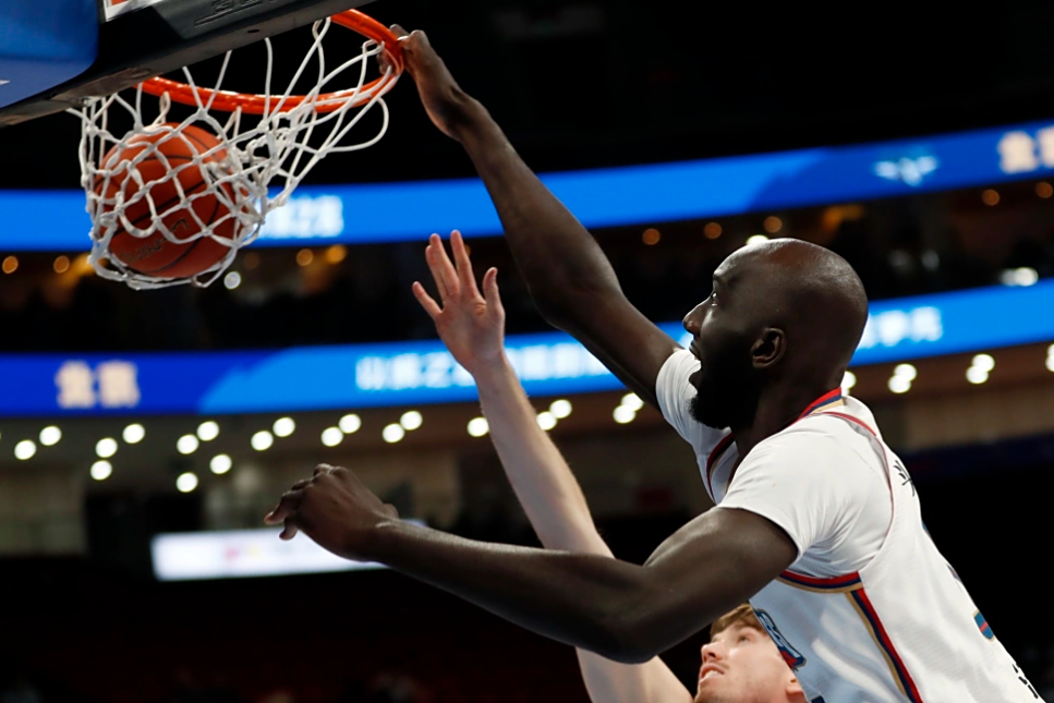 包含菲律宾男篮鏖战步行者，乔治·希尔完成帽子戏法的词条