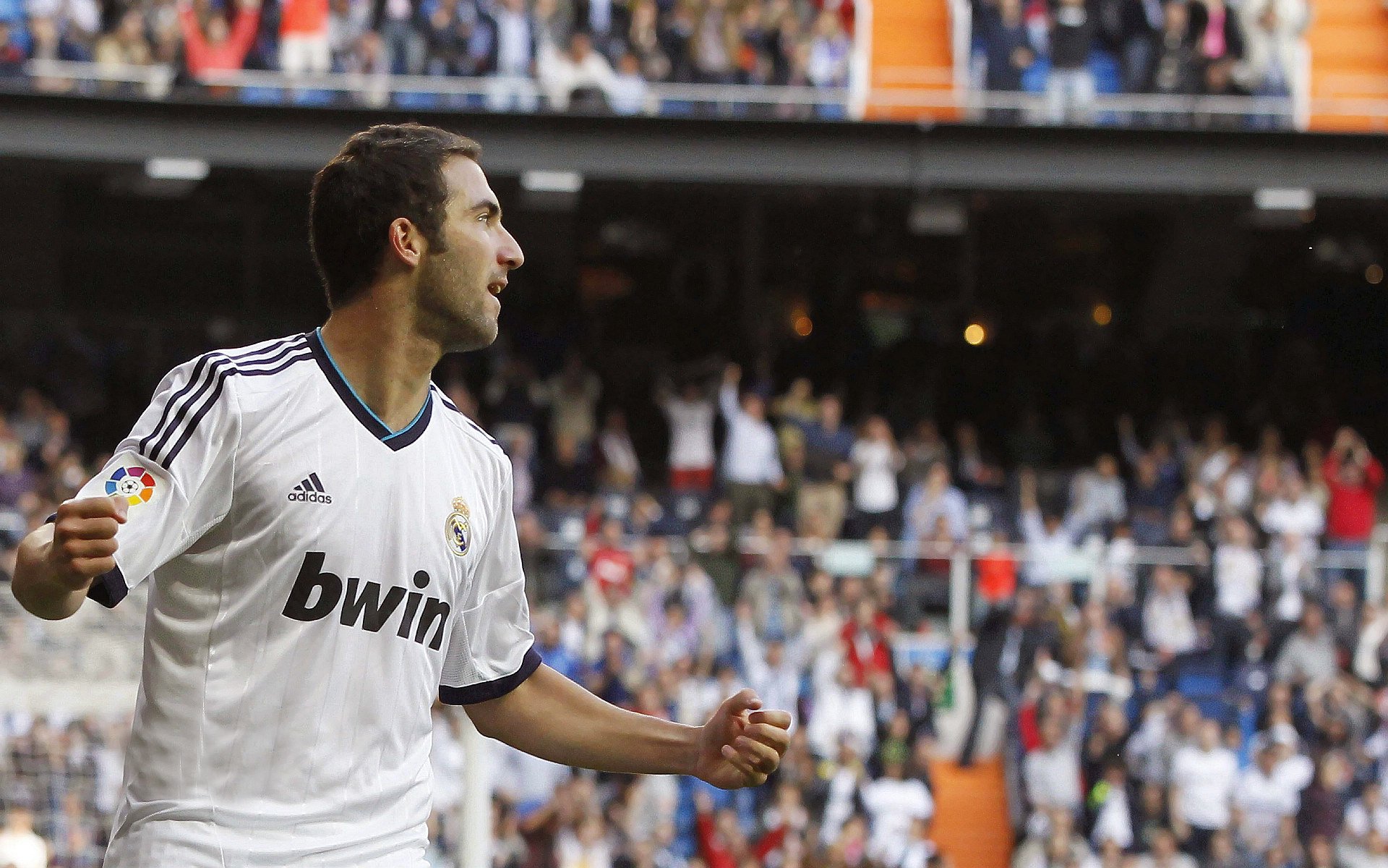 意甲焦点战之夜，浓眉存在感拉满，绿茵场上的战术博弈与个人英雄主义